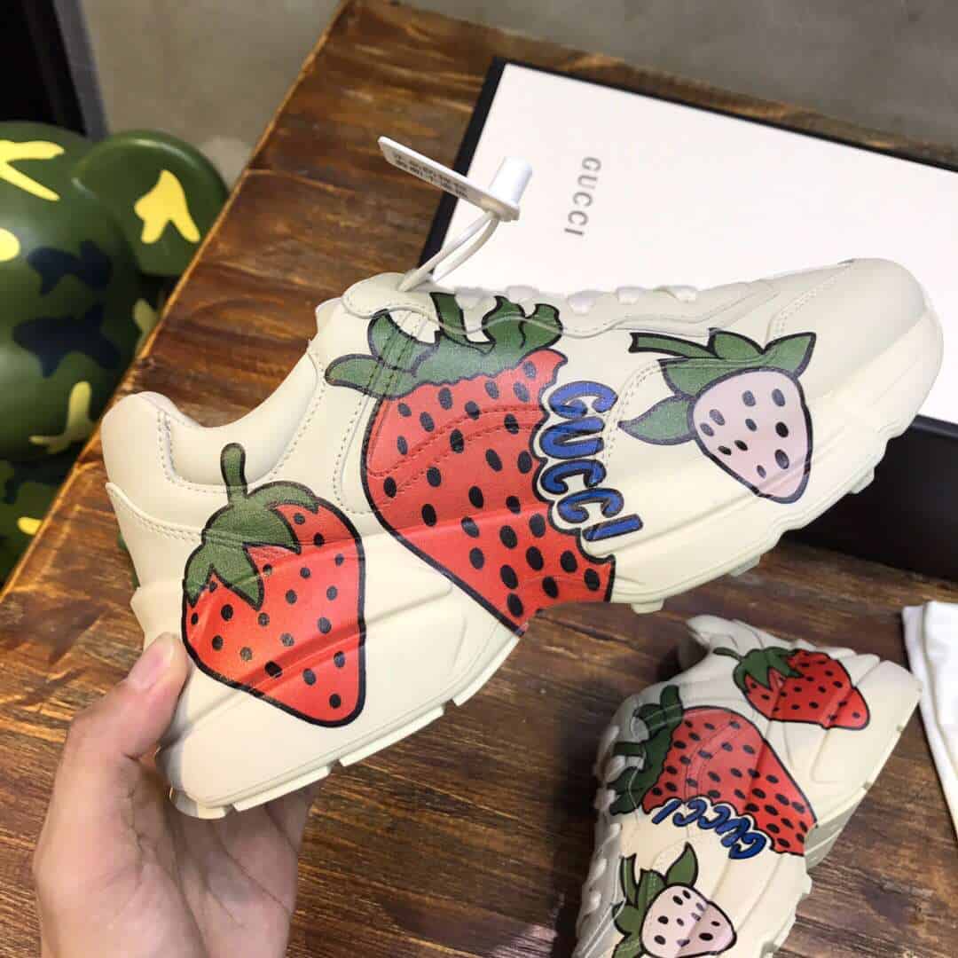 G*u*i rhyton sneaker with strawberry