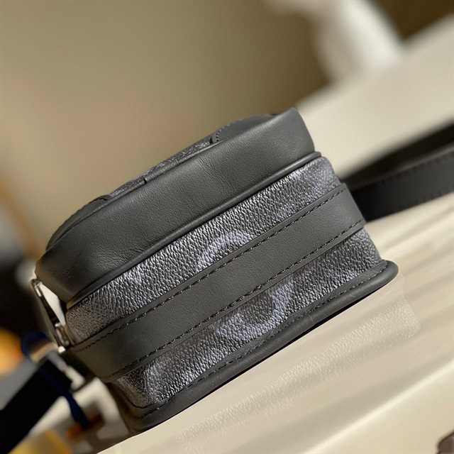 l0*is V*t0n nano amazon messenger m45650