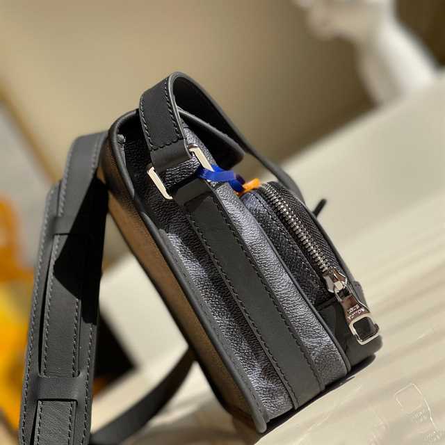 l0*is V*t0n nano amazon messenger m45650