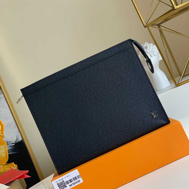 l0*is V*t0n pochette voyage taiga leather m30450