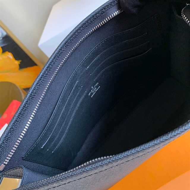 l0*is V*t0n pochette voyage taiga leather m30450