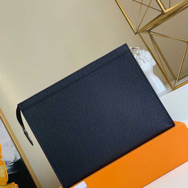 l0*is V*t0n pochette voyage taiga leather m30450