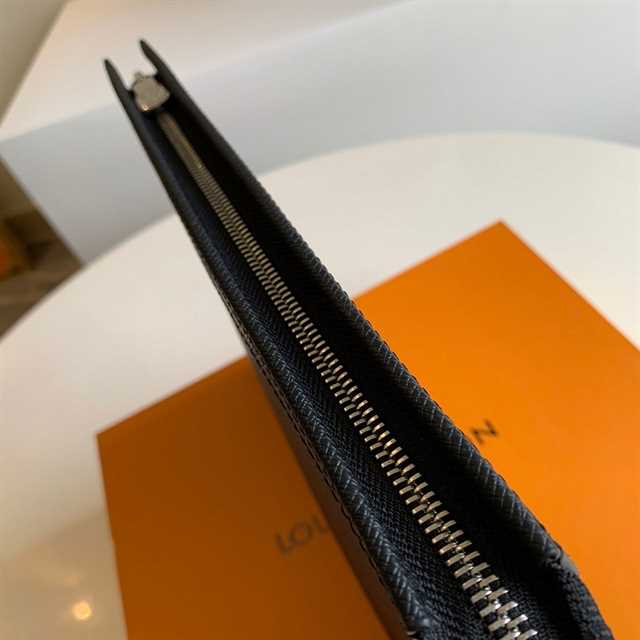 l0*is V*t0n pochette voyage taiga leather m30450