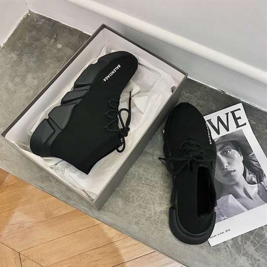 Ba*len*cia*ga men's speed lace-up sneaker in black - bb163