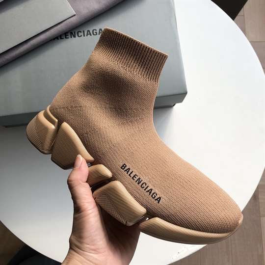 Ba*len*cia*ga men's speed 2.0 sneaker in begie - bb141