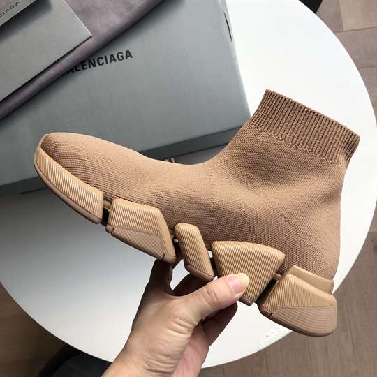 Ba*len*cia*ga men's speed 2.0 sneaker in begie - bb141