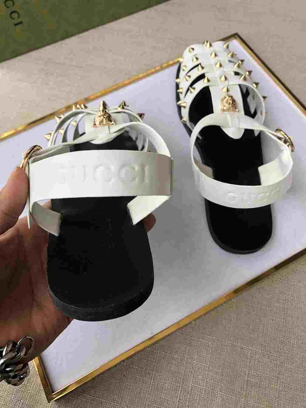 G*u*i sandal with double g - sdg003