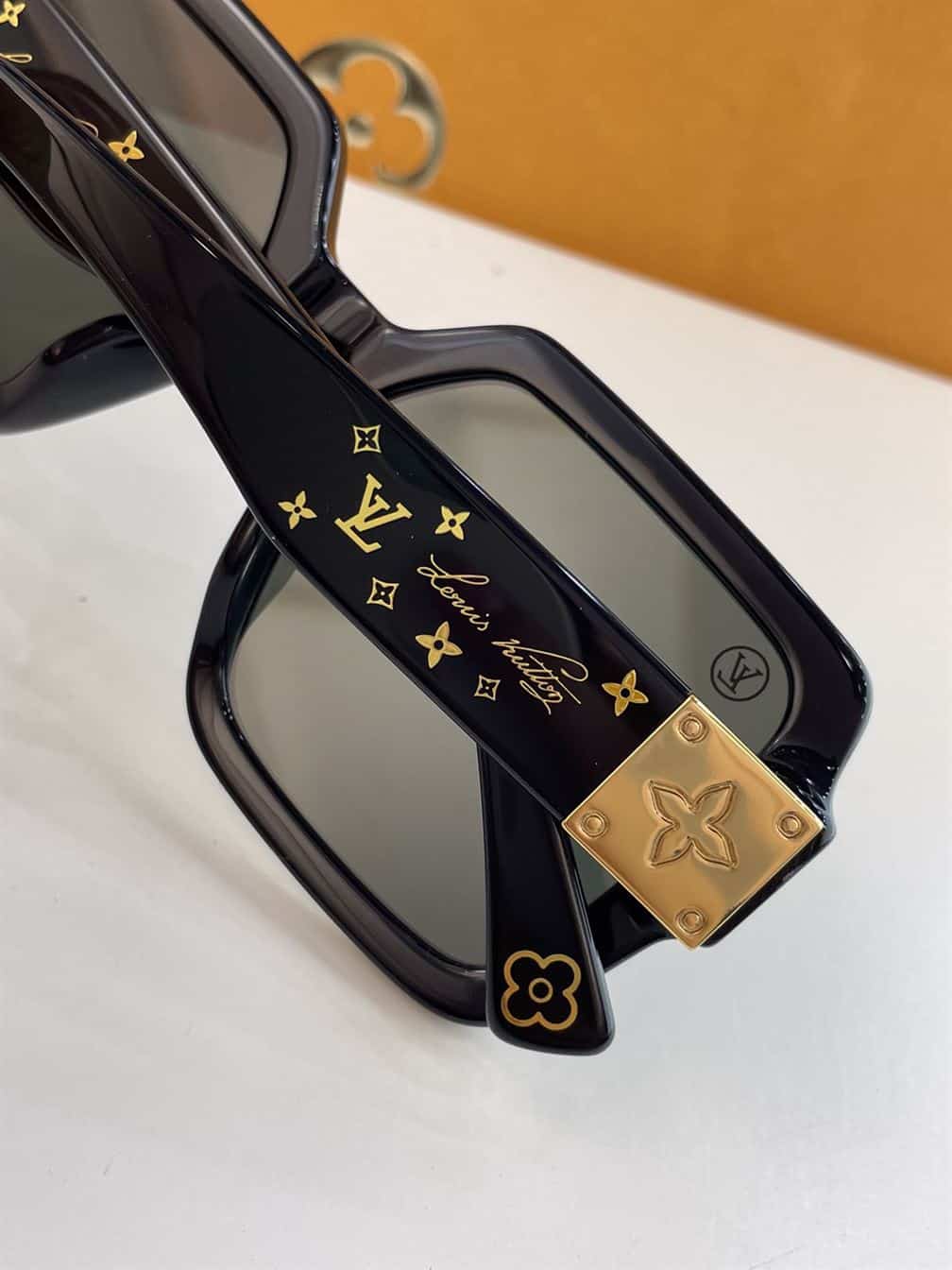 LV SUNGLASSES - GLVT27