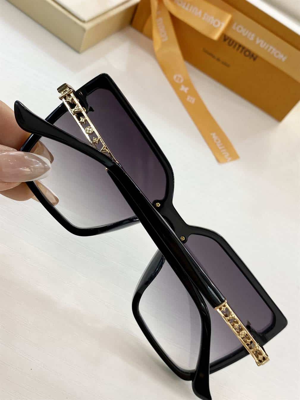 LV SUNGLASSES - GLVT23