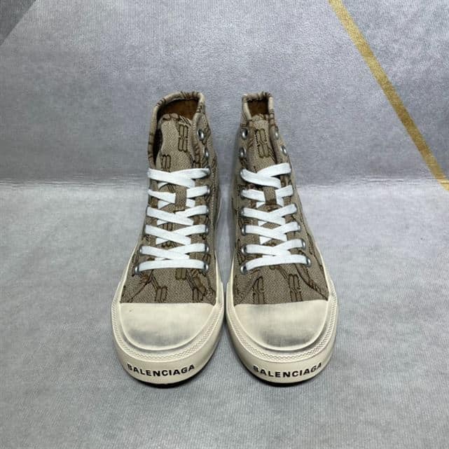 Ba*len*cia*ga men's paris high top trainers bb monogram in beige - bb209