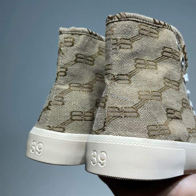 Ba*len*cia*ga men's paris high top trainers bb monogram in beige - bb209