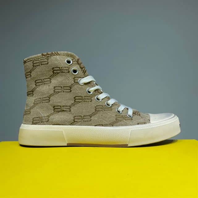 Ba*len*cia*ga men's paris high top trainers bb monogram in beige - bb209