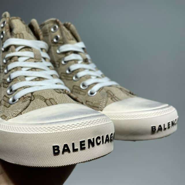 Ba*len*cia*ga men's paris high top trainers bb monogram in beige - bb209