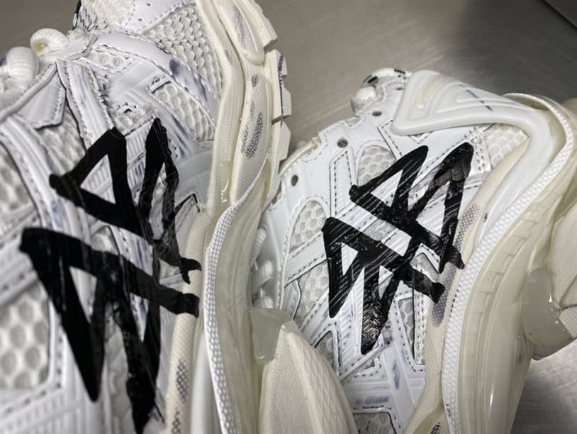 Ba*len*cia*ga men's runner graffiti trainers - bb218