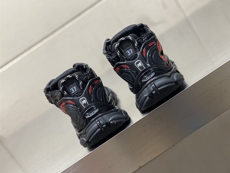 Ba*len*cia*ga men's runner graffiti trainers - bb219