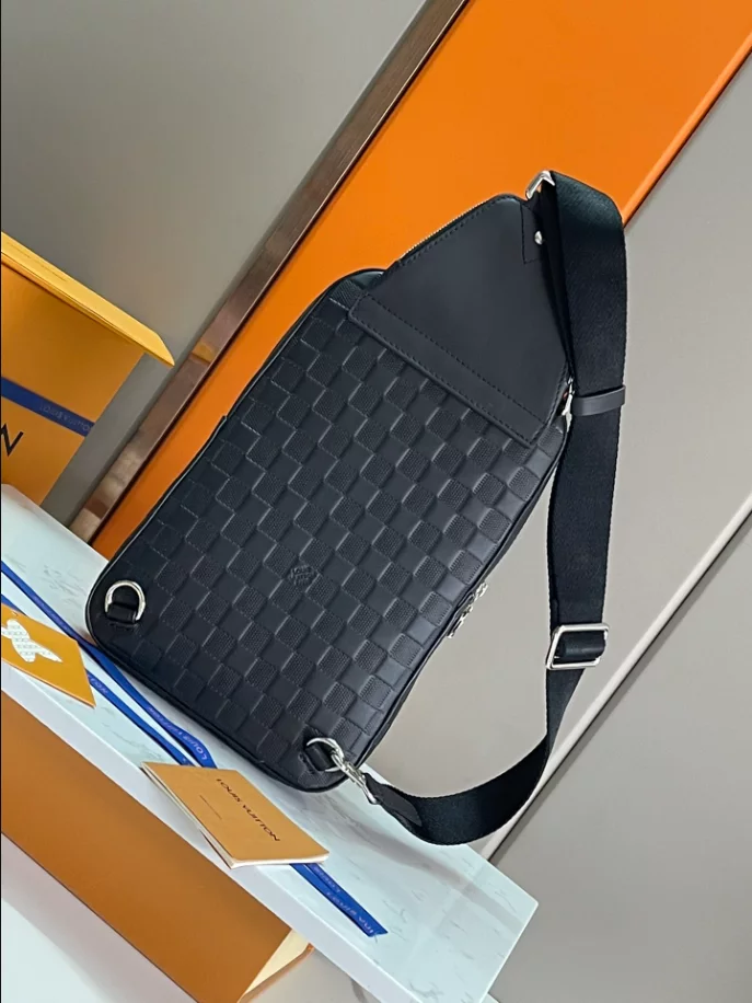 l0*is V*t0n avenue slingbag - lbv414
