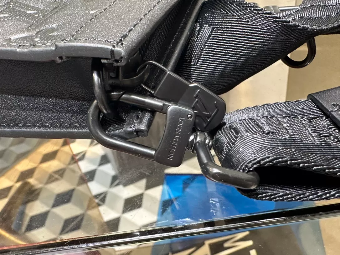 l0*is V*t0n gaston wearable wallet - rrg072