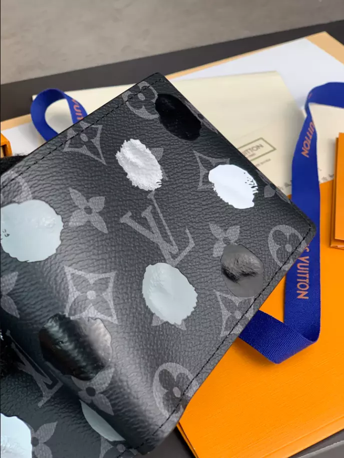 l0*is V*t0n lv x yk multiple wallet - lbv401