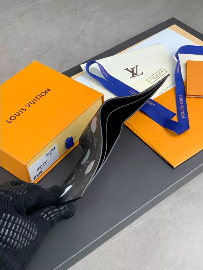 l0*is V*t0n lv x yk multiple wallet - lbv401