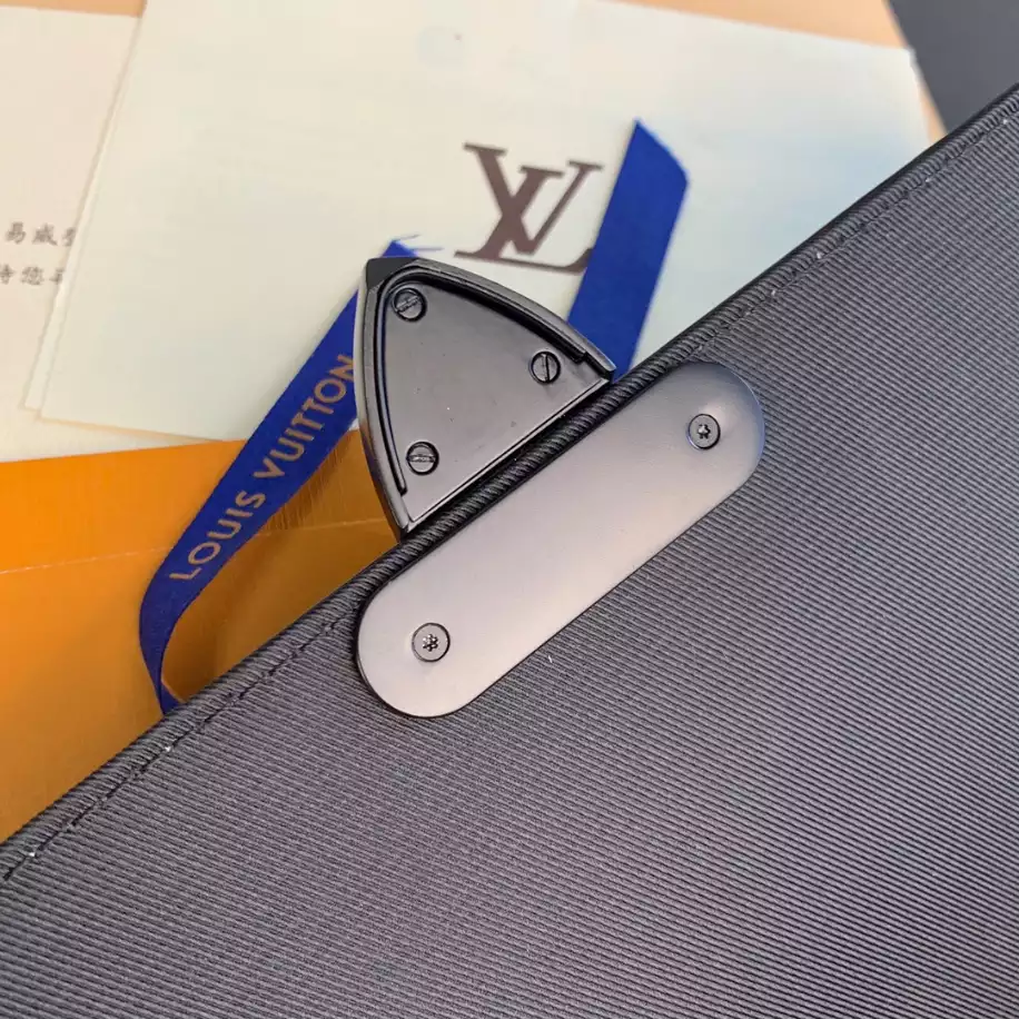 l0*is V*t0n s lock a4 pouch - lbv421