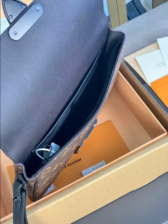 l0*is V*t0n s lock a4 pouch - lbv421