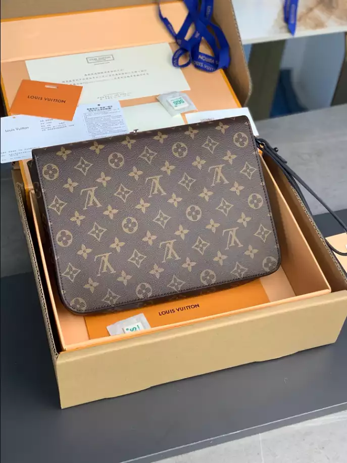 l0*is V*t0n s lock a4 pouch - lbv421