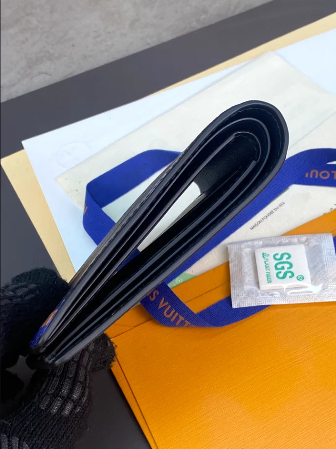 l0*is V*t0n slender wallet - lbv399