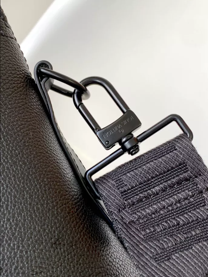 l0*is V*t0n takeoff briefcase - lbv394