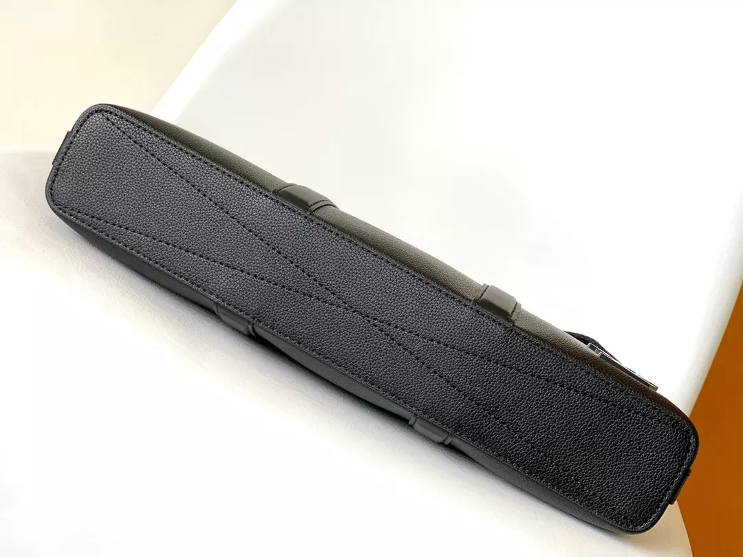 l0*is V*t0n takeoff briefcase - lbv394