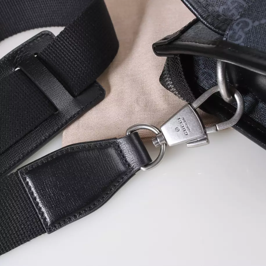 MESSENGER BAG WITH INTERLOCKING G - GBC064