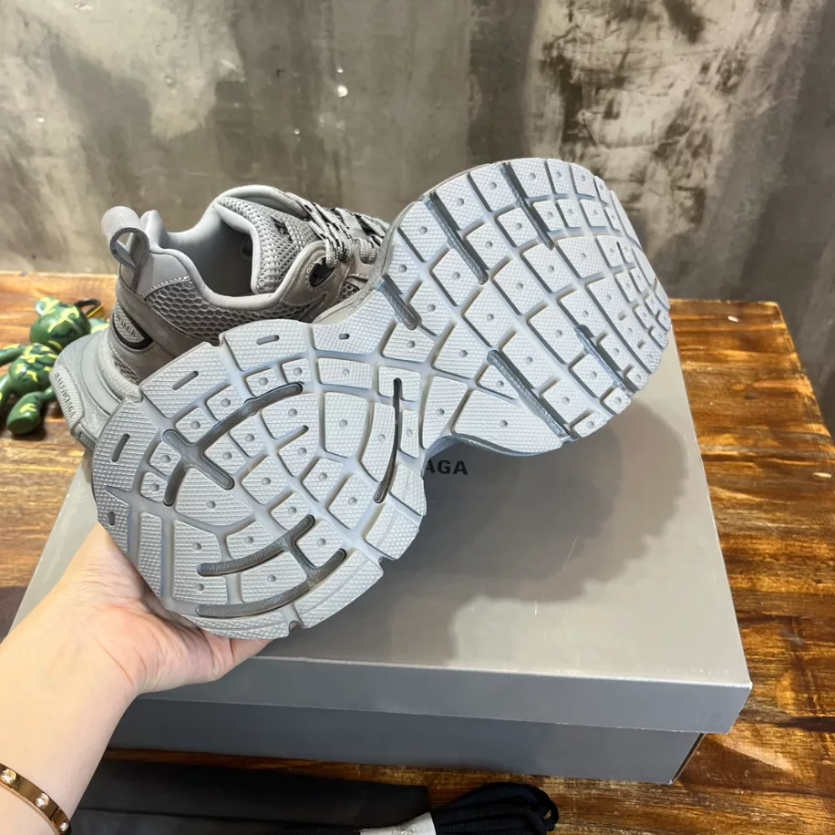 Ba*len*cia*ga men's 3xl sneaker - bb230