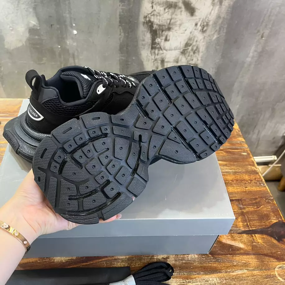 Ba*len*cia*ga men's 3xl sneaker - bb231