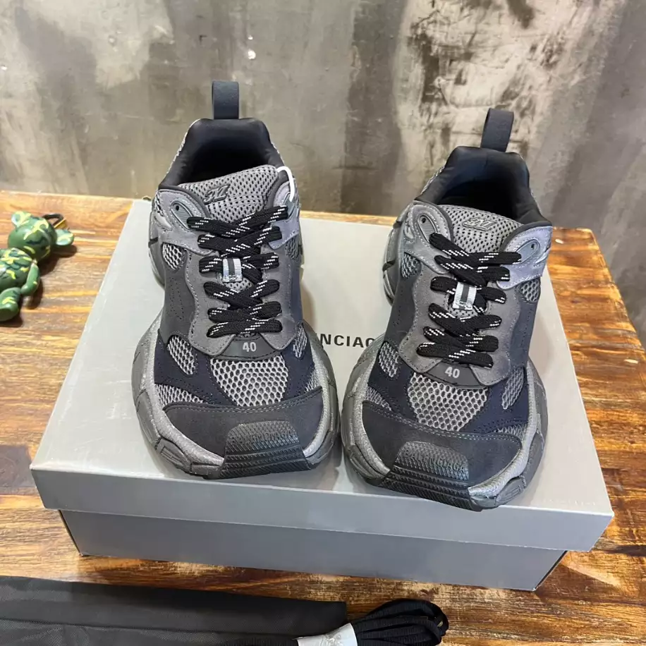 Ba*len*cia*ga men's 3xl sneaker in dark grey - bb229