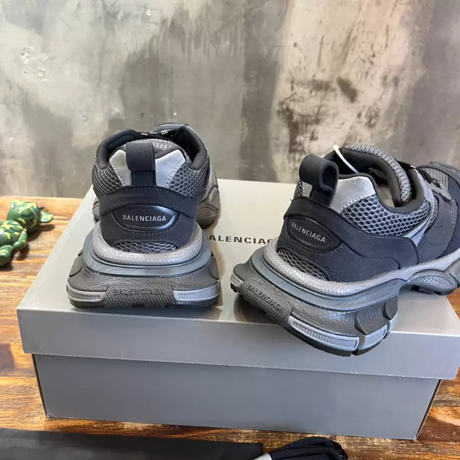 Ba*len*cia*ga men's 3xl sneaker in dark grey - bb229