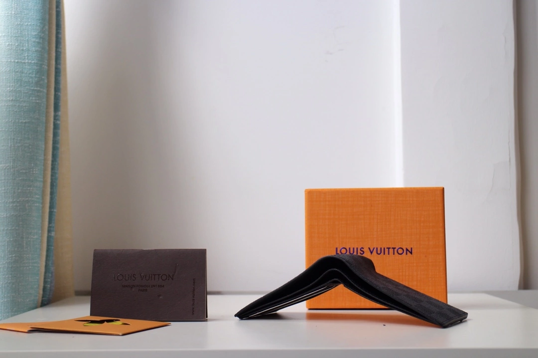 LV MULTIPLE WALLET- RRG083