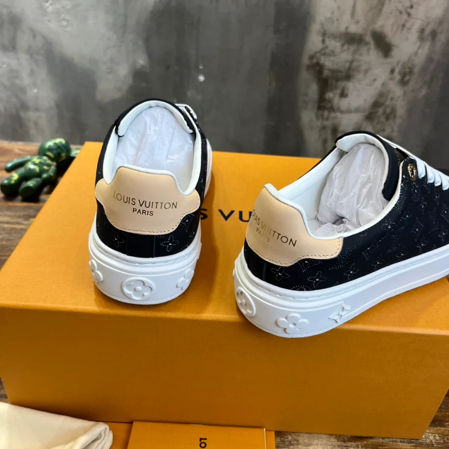 LV TIME OUT SNEAKER