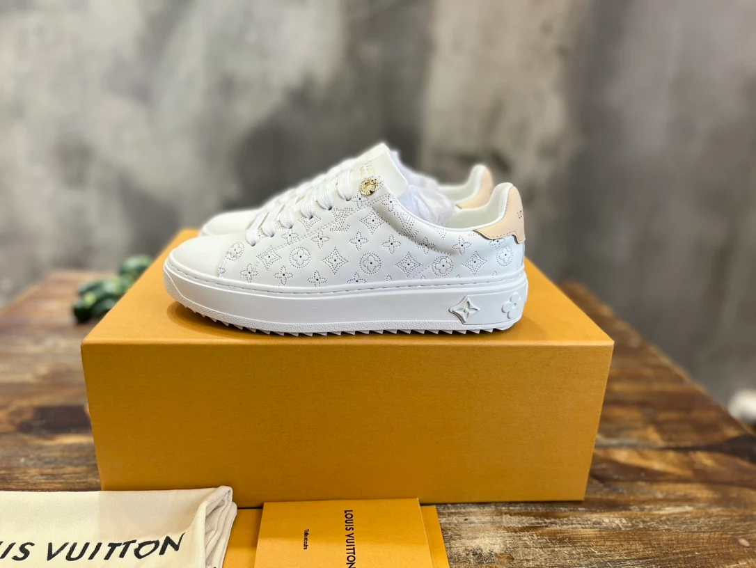 LV TIME OUT SNEAKER