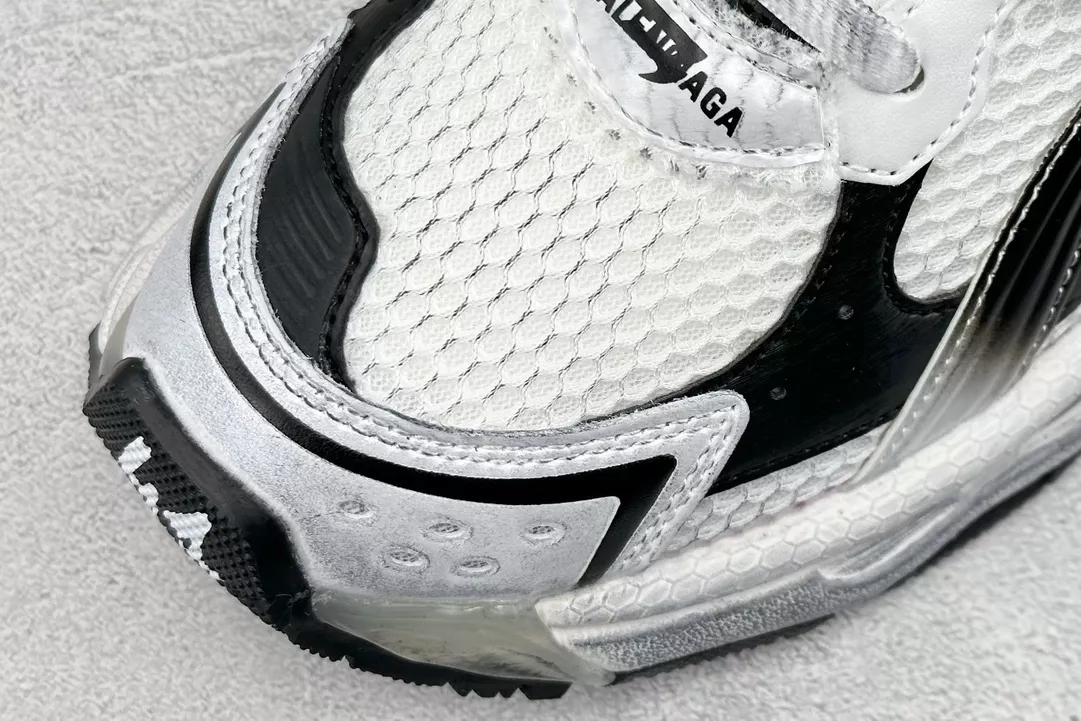 Ba*len*cia*ga runner gradient sneaker in white and black polyurethane and polyester - bb265