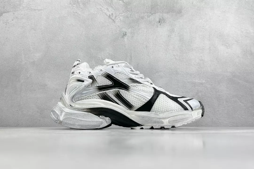 Ba*len*cia*ga runner gradient sneaker in white and black polyurethane and polyester - bb265
