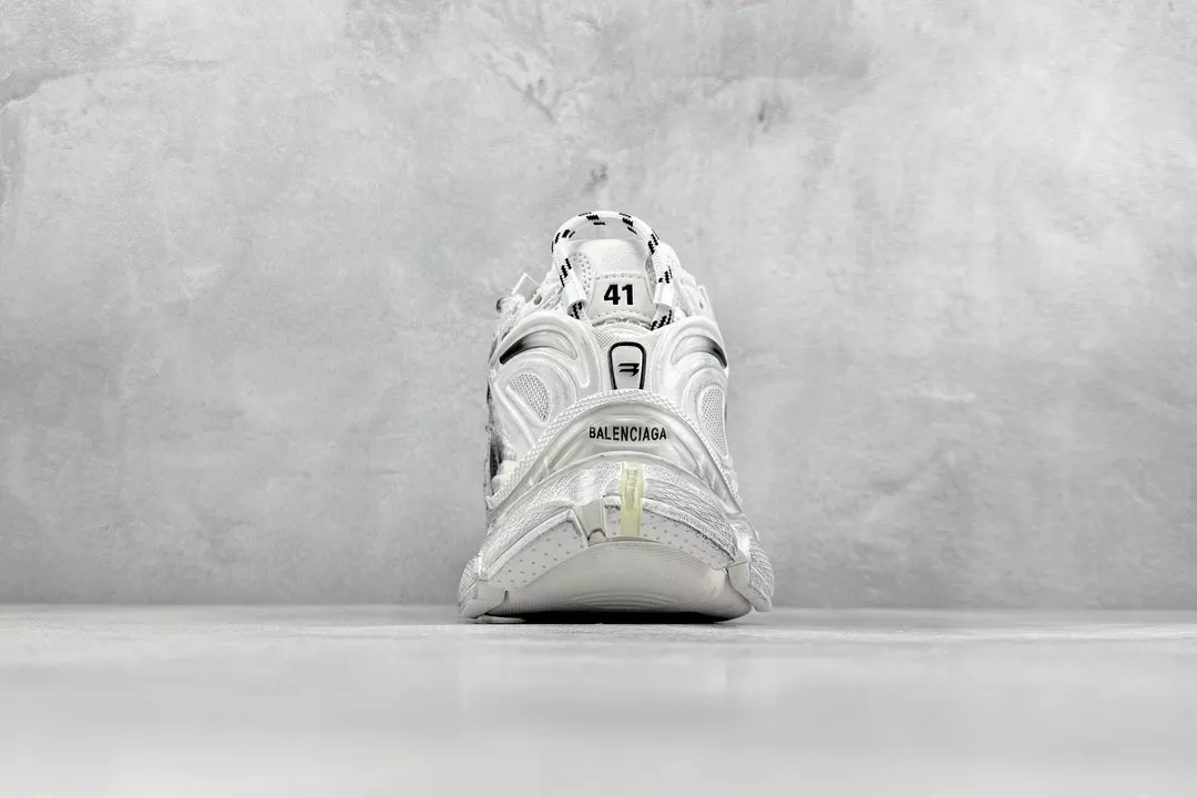 Ba*len*cia*ga runner gradient sneaker in white and black polyurethane and polyester - bb265