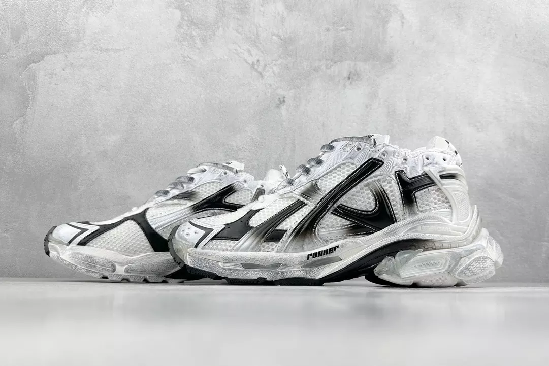 Ba*len*cia*ga runner gradient sneaker in white and black polyurethane and polyester - bb265