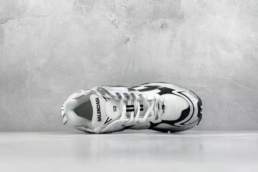 Ba*len*cia*ga runner gradient sneaker in white and black polyurethane and polyester - bb265