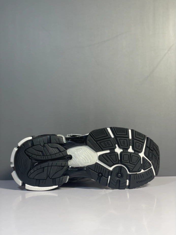 Ba*len*cia*ga runner sneaker in black and white mesh and nylon - bb266