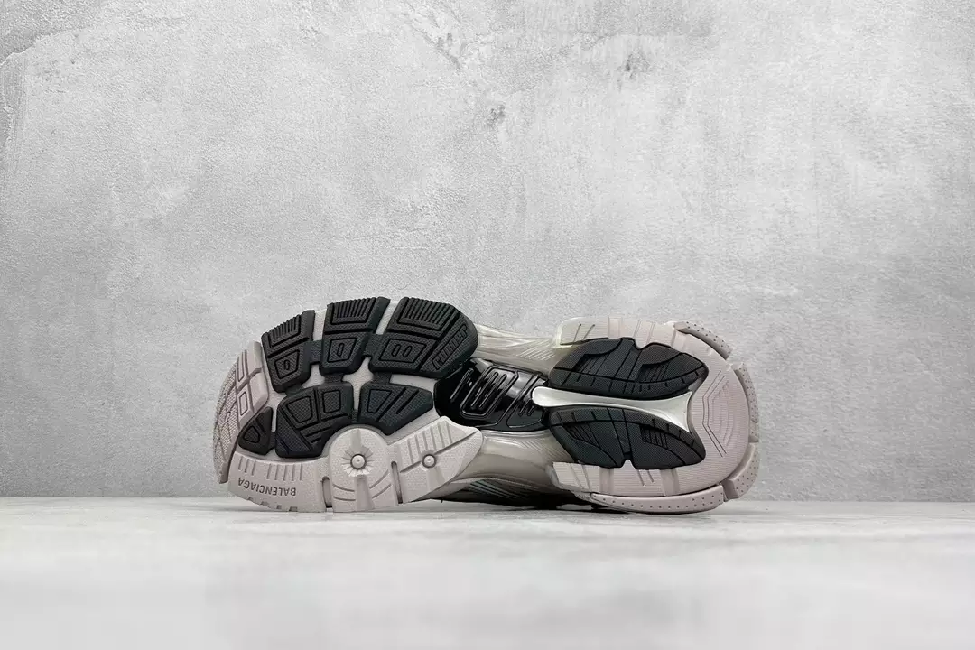 Ba*len*cia*ga runner sneaker in taupe/blue - bb264