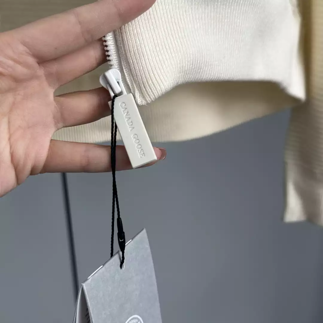 Can*a Go*e women's hybridge quilted knit hoody