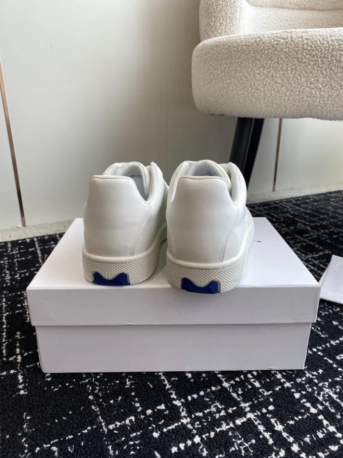 B**rry box logo-debossed leather sneakers - bbr096