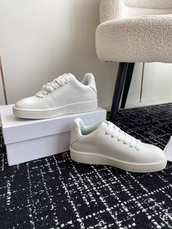 B**rry box logo-debossed leather sneakers - bbr096