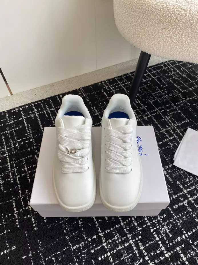 B**rry box logo-debossed leather sneakers - bbr096