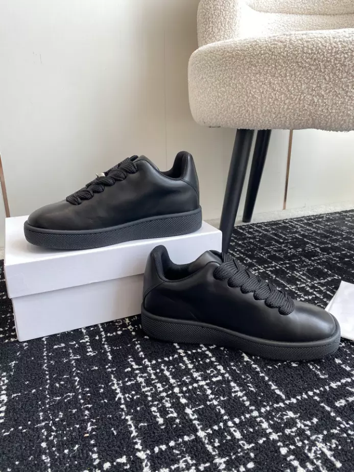 B**rry box logo-debossed leather sneakers - bbr097