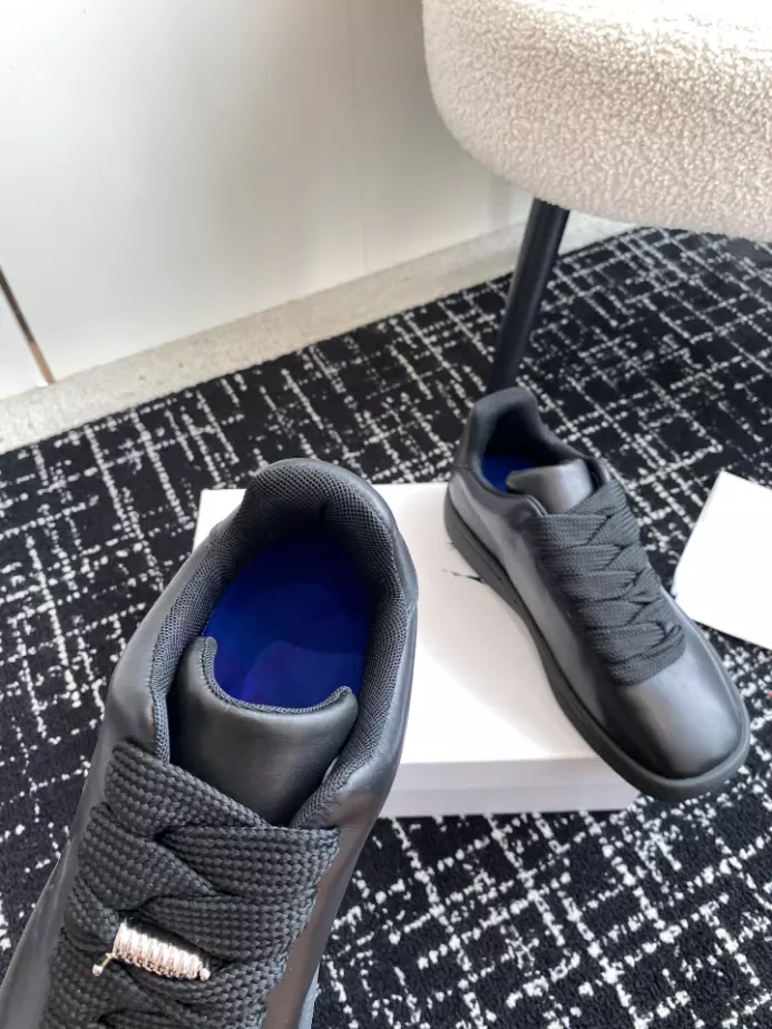 B**rry box logo-debossed leather sneakers - bbr097